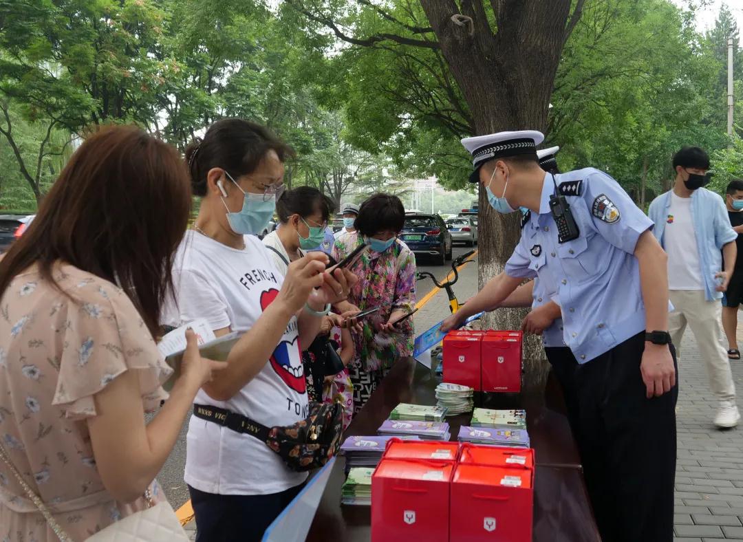 “礼在丰台守规范，让出文明斑马线” 丰台区开展文明交通示范路口创建行动